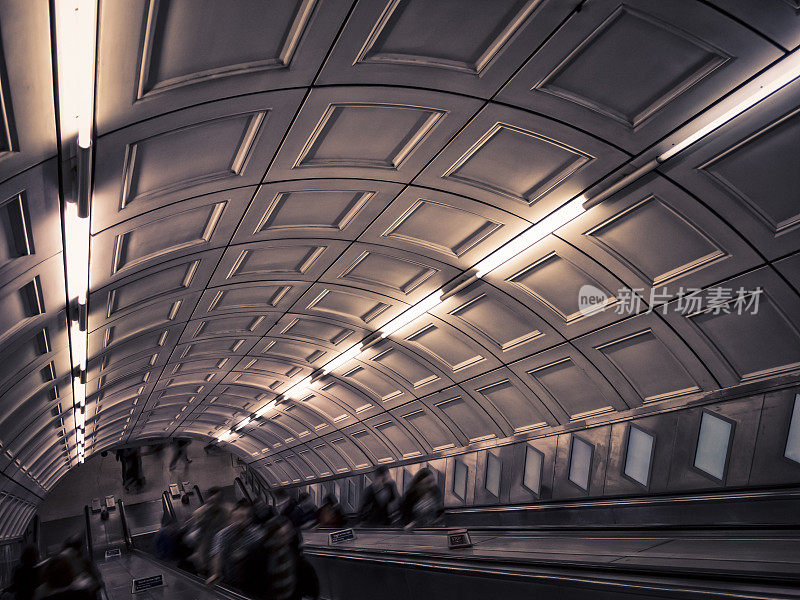 人们在伦敦地铁站的隧道中行走
