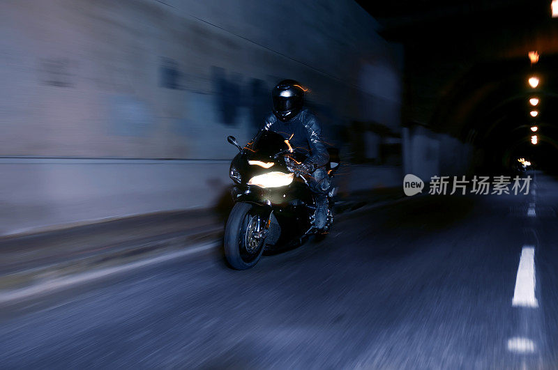 摩托车在夜间穿越隧道