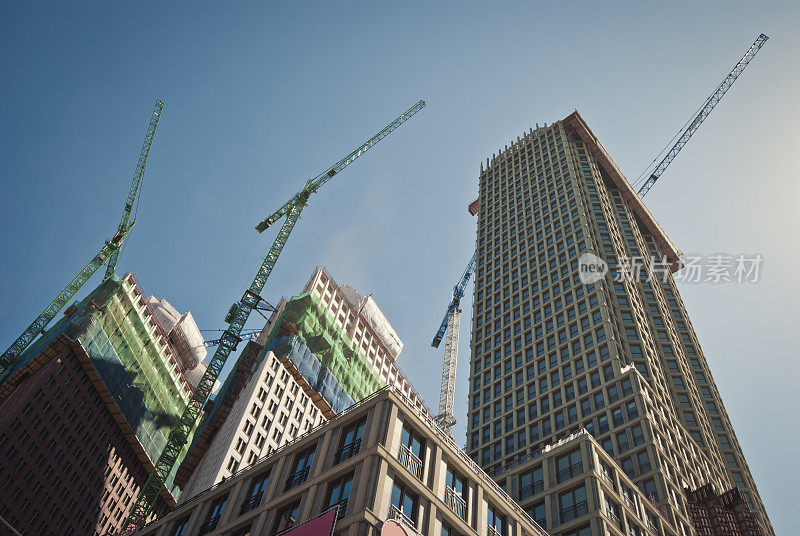 日落时分的现代摩天大楼建筑工地，荷兰海牙