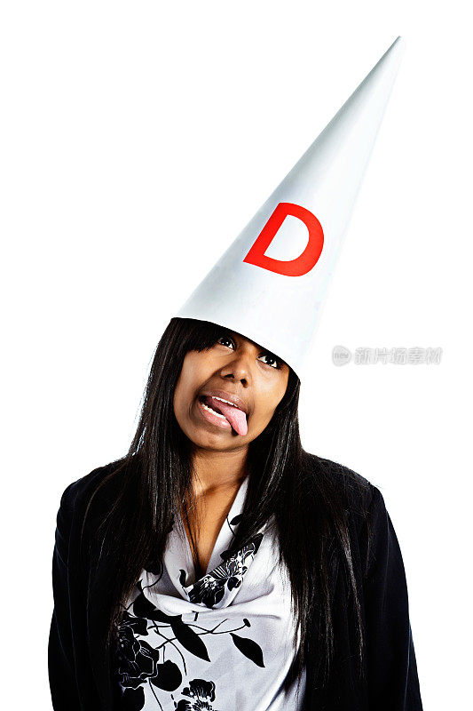 傻乎乎的年轻女人戴着傻帽子扮傻瓜
