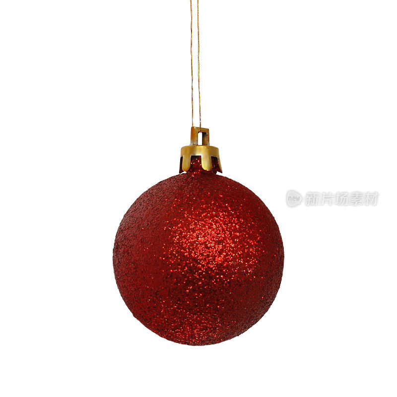 红色闪亮的圣诞球挂。白色背景。