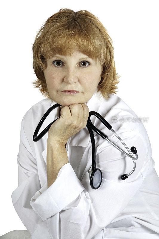 医学:友善成熟的女医生手持听诊器