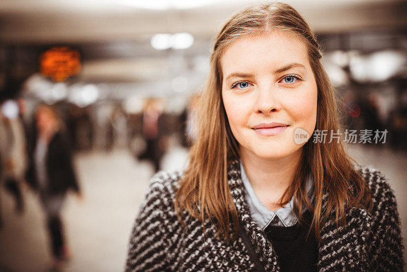 地铁里的女人肖像