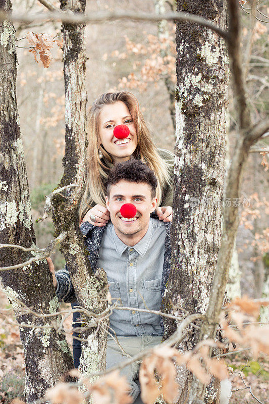 年轻夫妇和红鼻子玩得很开心