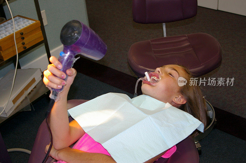 牙医诊所的小女孩