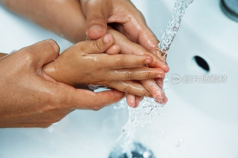 妈妈在给孩子们洗手