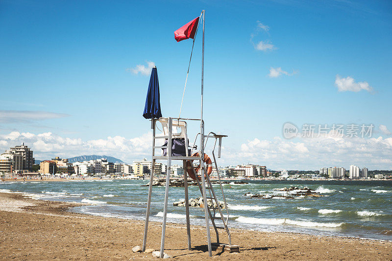 多岩石的海岸线视界