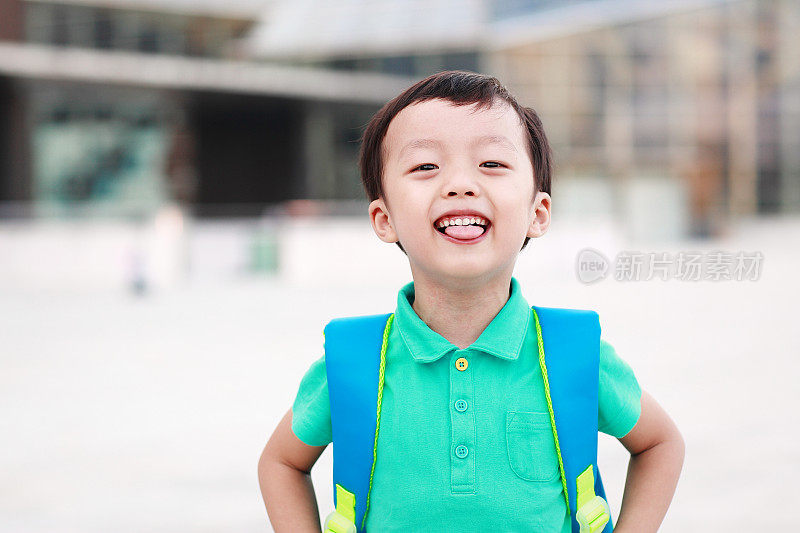 小男孩去上学