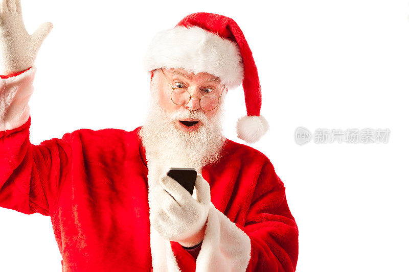 快乐的圣诞老人使用手机