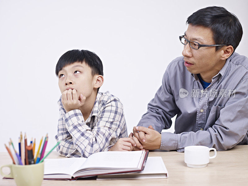 亚裔父亲和儿子正在进行严肃的谈话