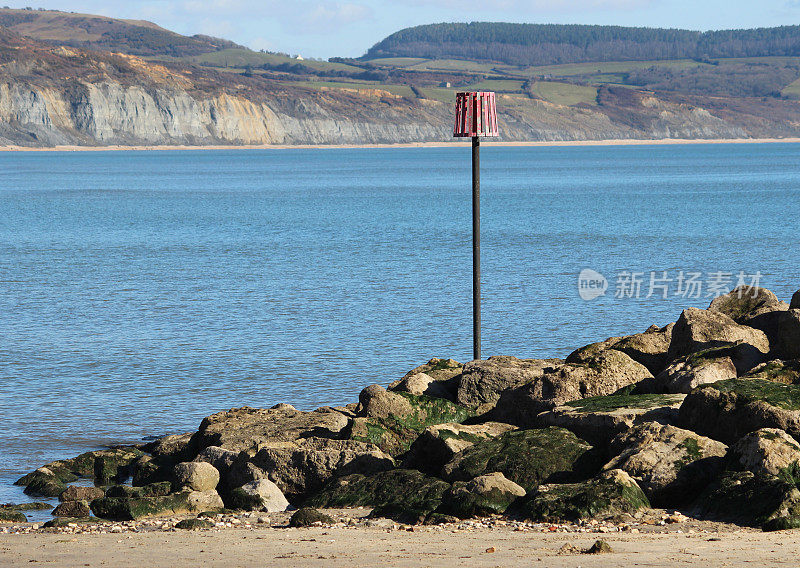 海滩上的岩石图片，海岸侵蚀管理，岩石装甲抛石