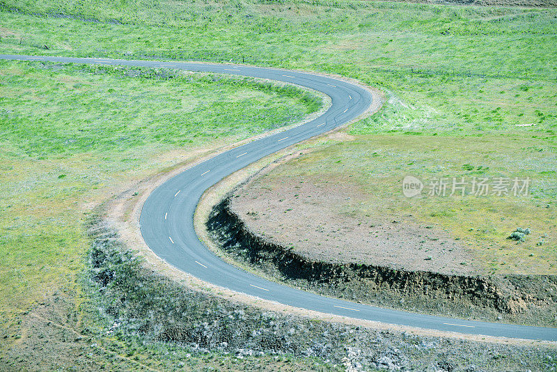 华盛顿州山坡上弯曲的道路