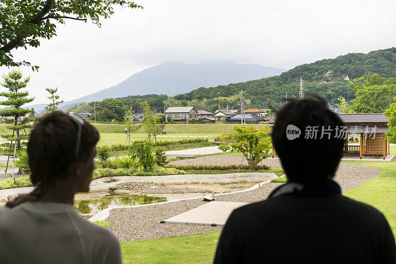 两名男子看着筑波附近的小田公园村庄，日本