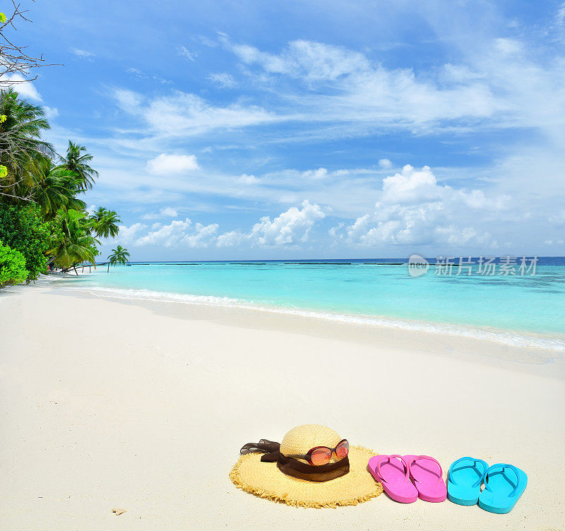草帽，太阳镜和人字拖在热带海滩