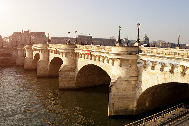 新的大桥、巴黎