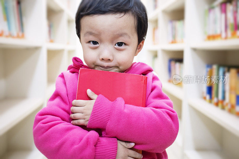 可爱的亚洲儿童在图书馆