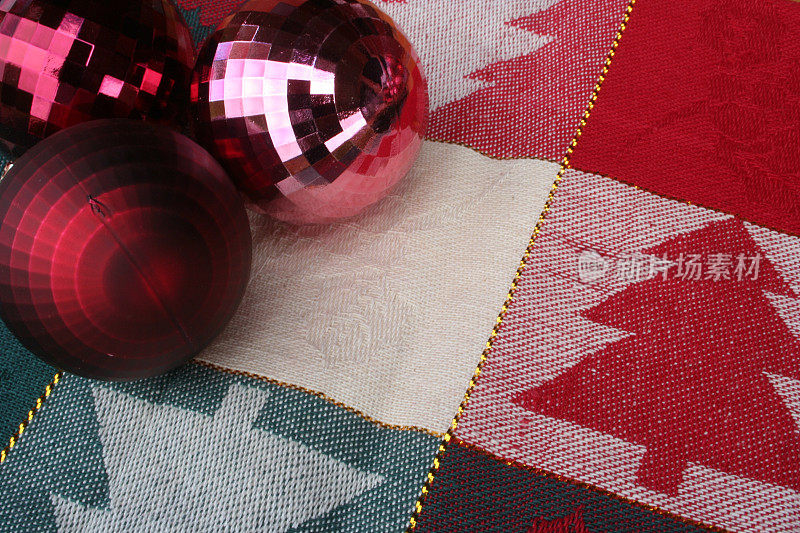 圣诞桌布和球
