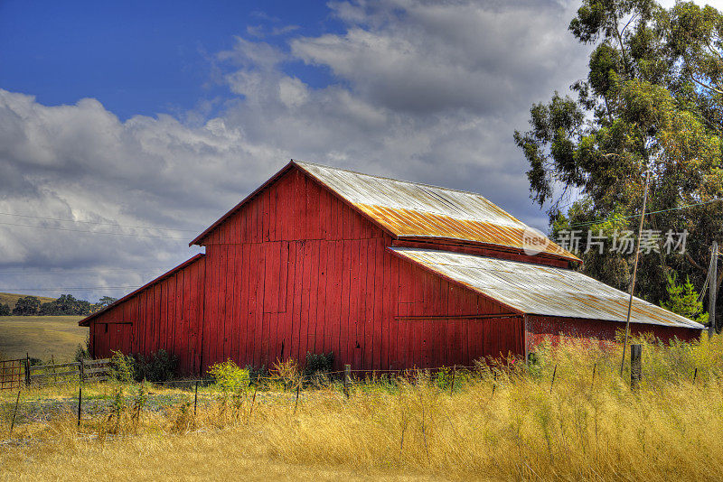 加州乡村农场上的红谷仓