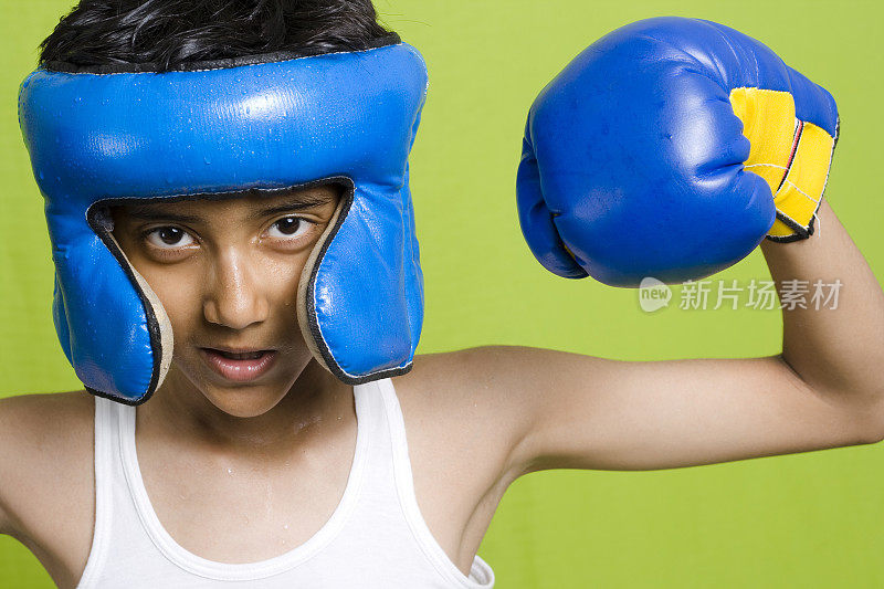 年轻的印度男孩冒充拳击手，展示肌肉
