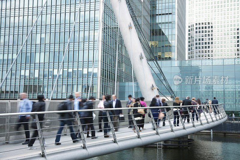 英国伦敦金融区的商务人士在桥上行走