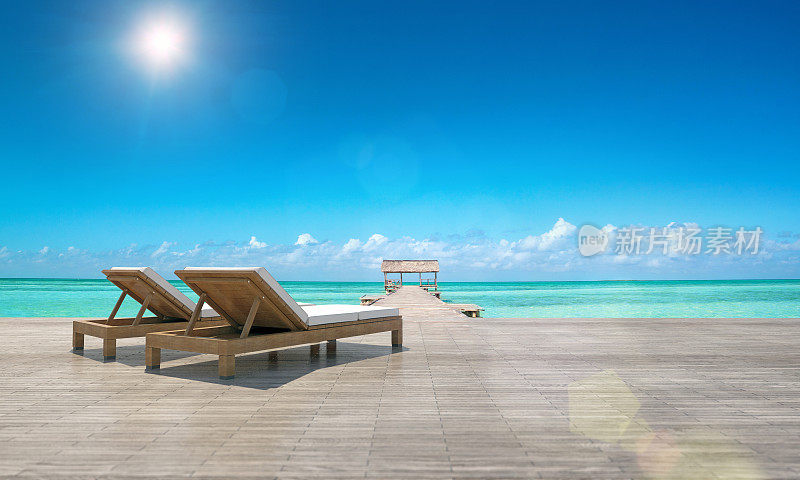 两把躺椅，豪华旅游度假区，热带海滩，海景
