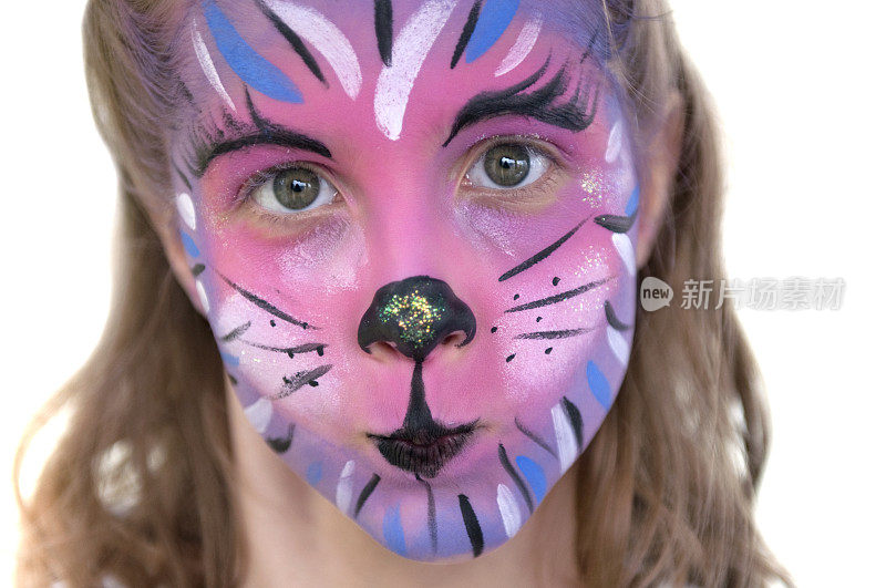 虎猫脸上画着女孩