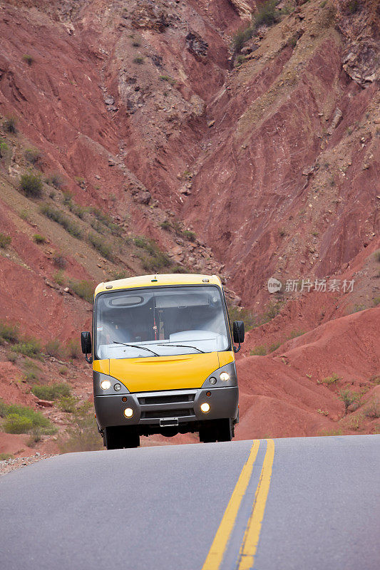 巴士在高速公路上穿越阿根廷的荒野