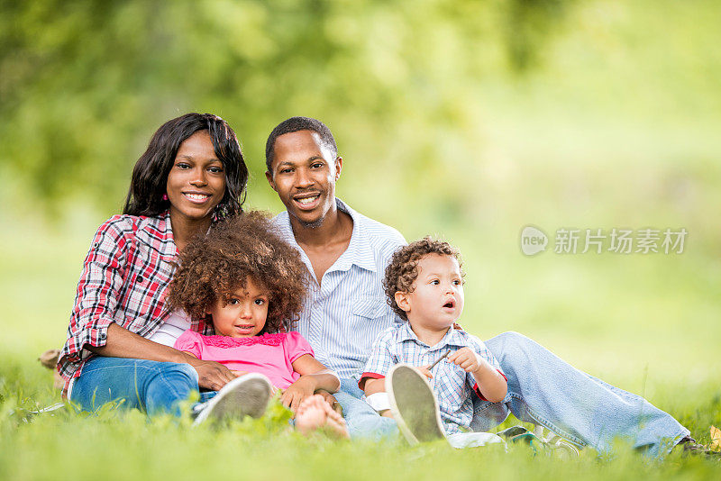 快乐的非裔美国人家庭。