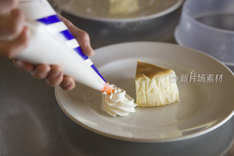 厨师正在制作蛋糕和鲜奶油