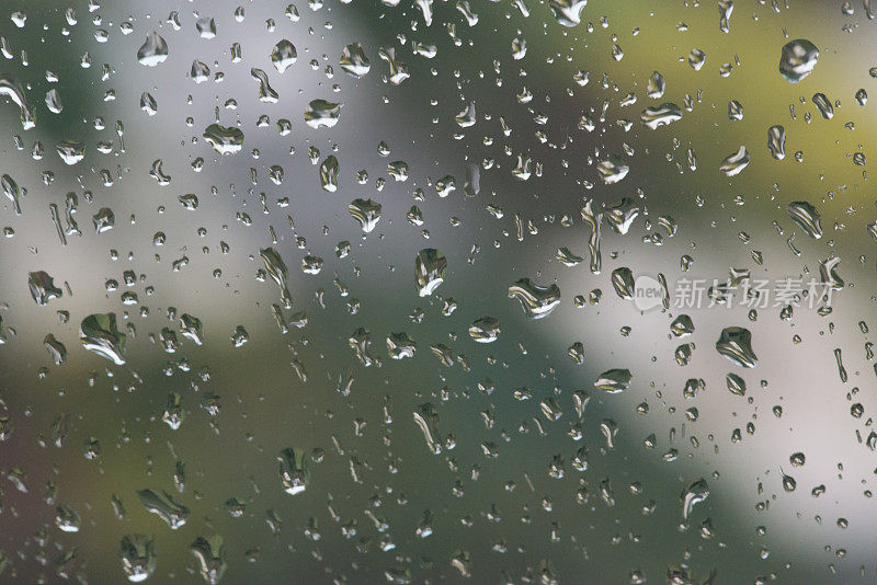 雨点落在窗户上，外面乌云密布，风雨交加