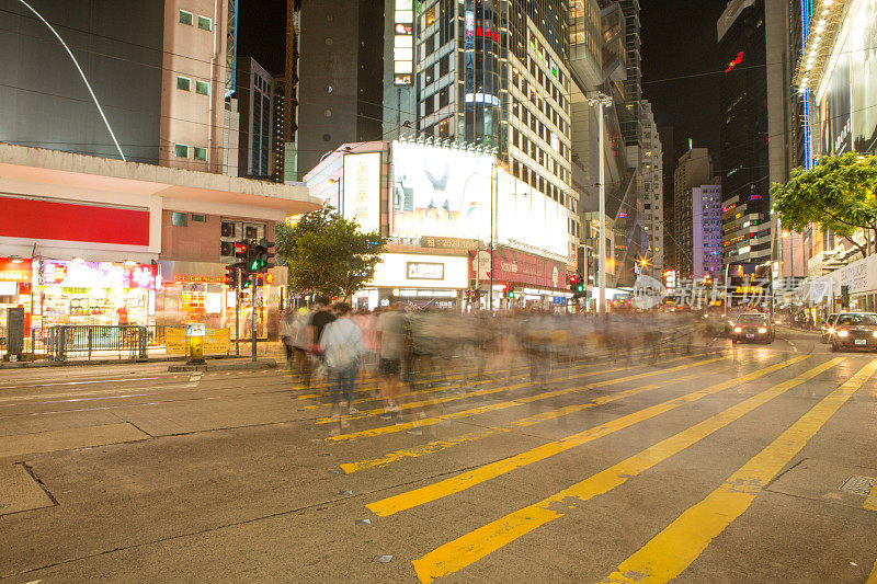 香港黄斑马上行人过马路模糊动作