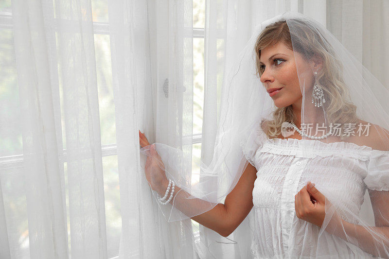 新娘站在窗边