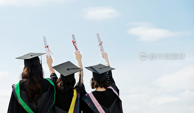 三名研究生持有学位证书