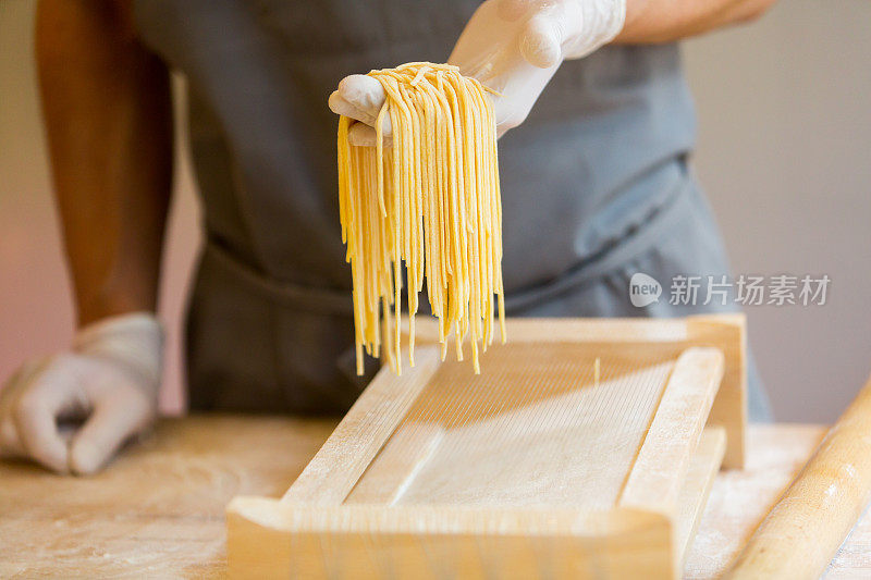 厨师手持自制面食