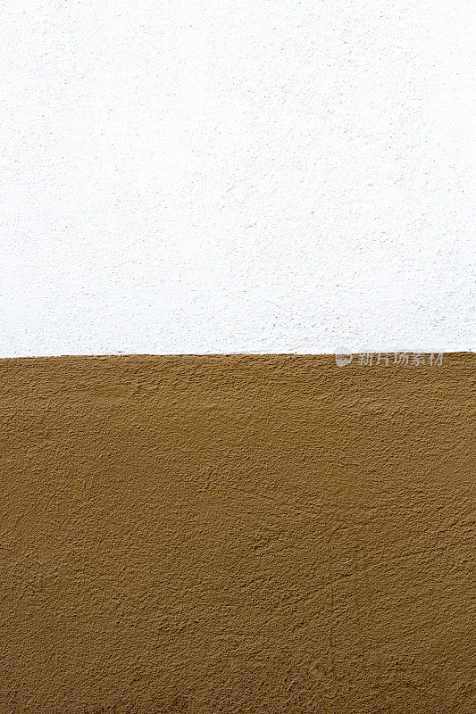 两种色调的墙壁背景:棕色和白色灰泥