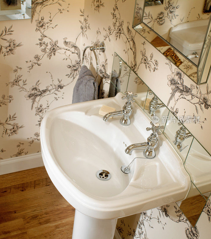 浴室水槽的特写与镜像瓷砖