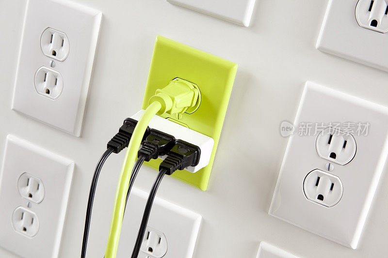 墙白色电源插头，绿色电源线和插座