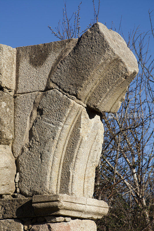 古罗马式毁坏的石拱