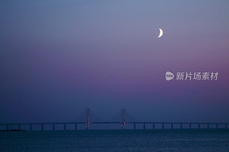 厄勒海峡大桥上的月亮