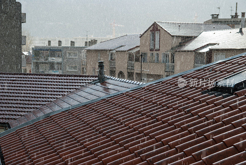 屋顶上的雨天视图