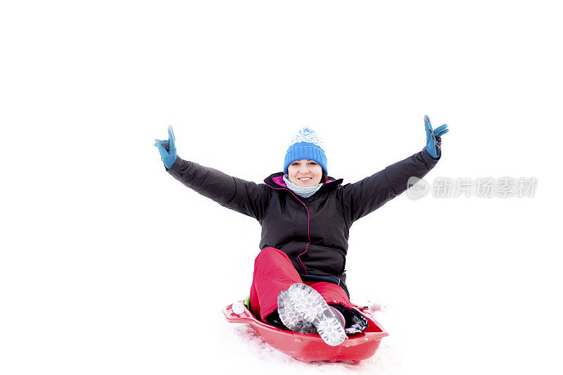 快乐的女人微笑着在雪地上滑雪，冬天的背景