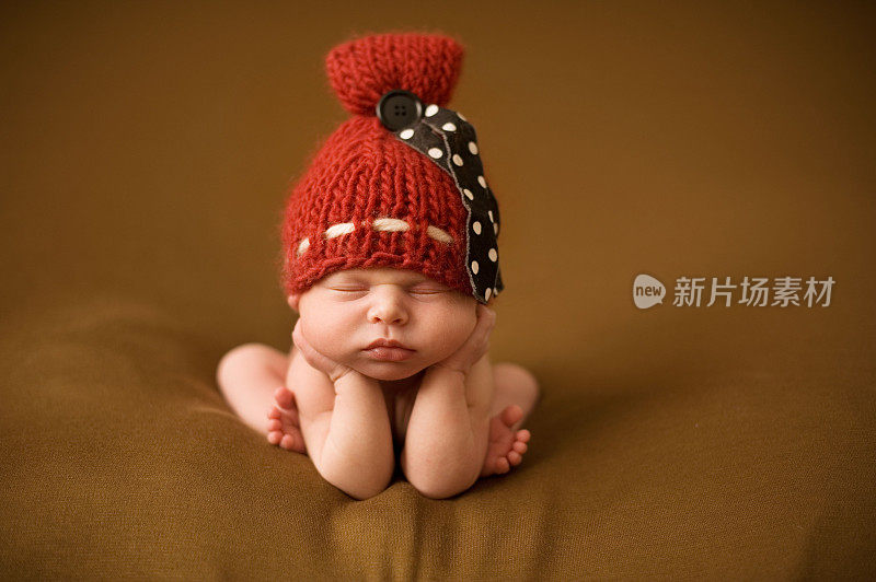 新生儿睡在针织帽
