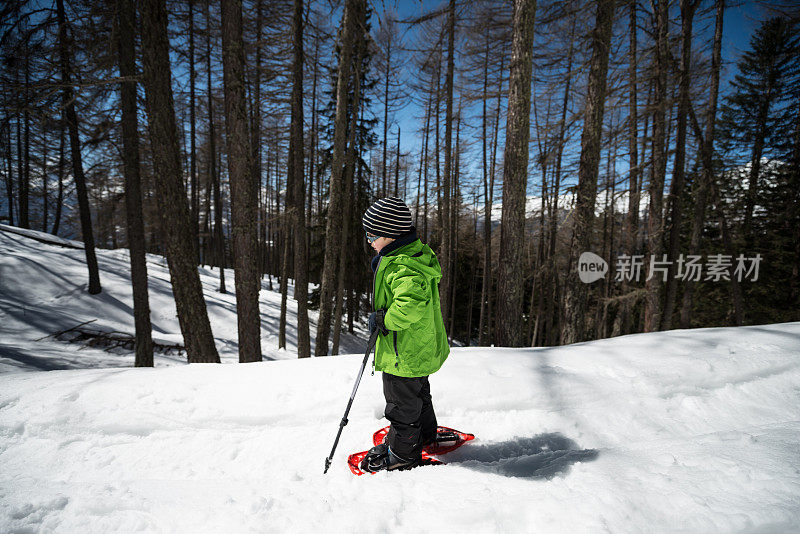 小男孩穿着雪鞋走