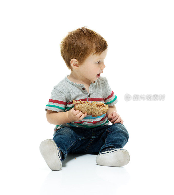 小男孩在吃三明治