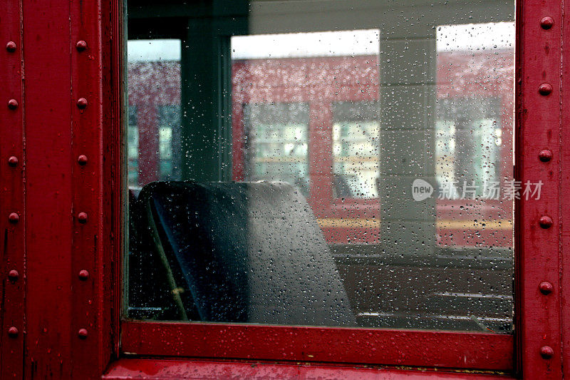 雨中的火车