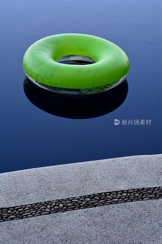 石灰绿色圆形浮动救生