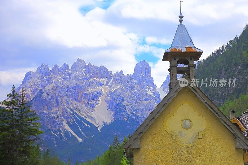 乡村高山教堂和山顶全景，白云石尖峰山脉，戏剧性的天空和雄伟的意大利泰洛阿尔卑斯山