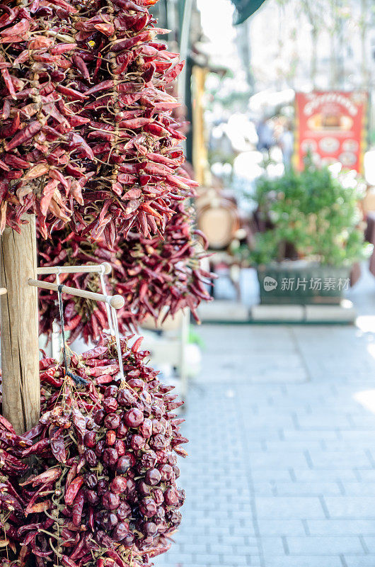 布达佩斯街头商店里挂着干辣椒粉