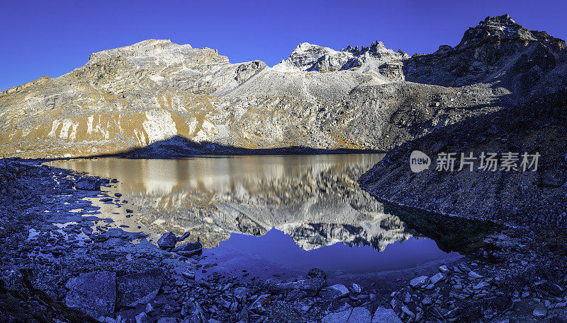 山峰反射在高海拔喜马拉雅湖尼泊尔