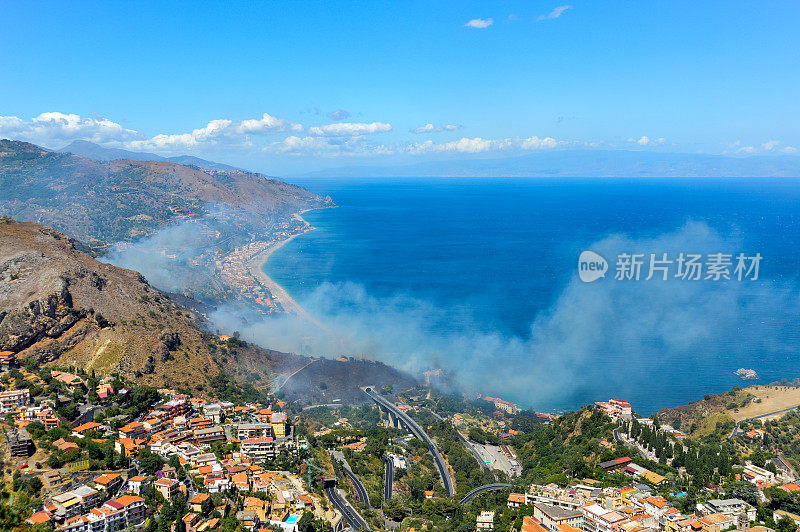 受欢迎的海滨旅游小镇附近发生森林火灾